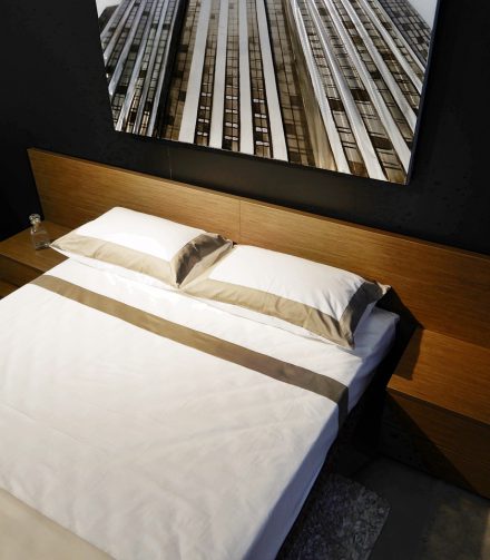 tre-IL LETTO MATRIMONIALE È L’ISOLA DEL RIPOSO CHE RIVELA IL NOSTRO ABITARE AL CENTRO DELLA ZONA NOTTE